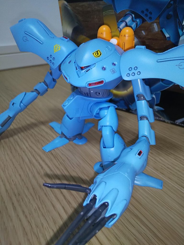 モノアイの奥は銀(ガンダムマーカーEXシャインシルバー)で塗ったのですが余り光ってませんね。
