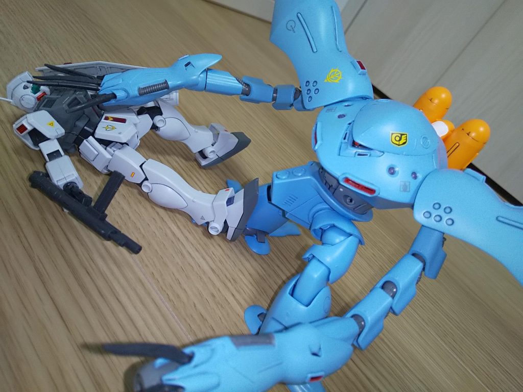 開口部が軒並み要塗装なので、面倒でしたね(シールは紙の厚みが出るので使いたくないタイプ)。モノアイ横の魚雷(ミサイル)はシールもないので色塗り必須ですね。