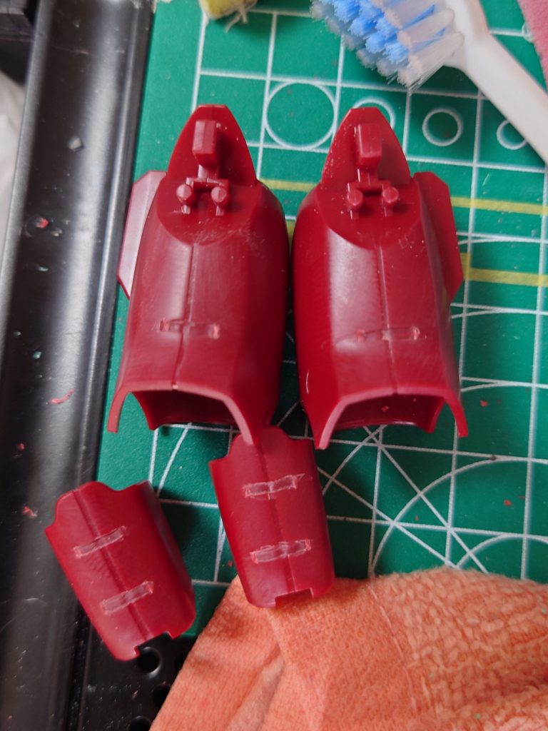 ククルス・ドアン版では、設定画を見ると、脚のスネのところに上下二本のラインみたいなのが入ってたので、それだけ再現