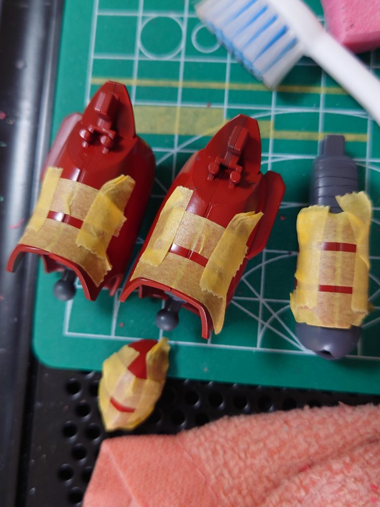 スジボリあんまし得意じゃないので、片方はスジボリ、もう片方はマスキングでラインの再現してみました。