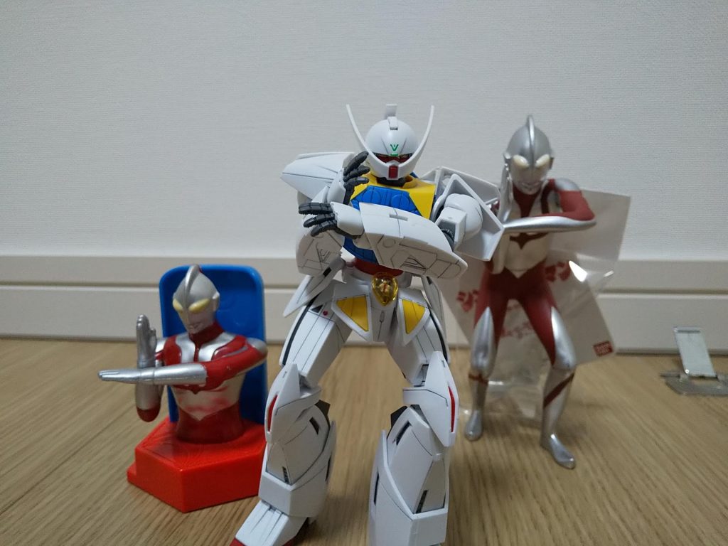 スペシウム光線ポーズが取れるキットです。右手左手に平手があるのでポーズが決まります。