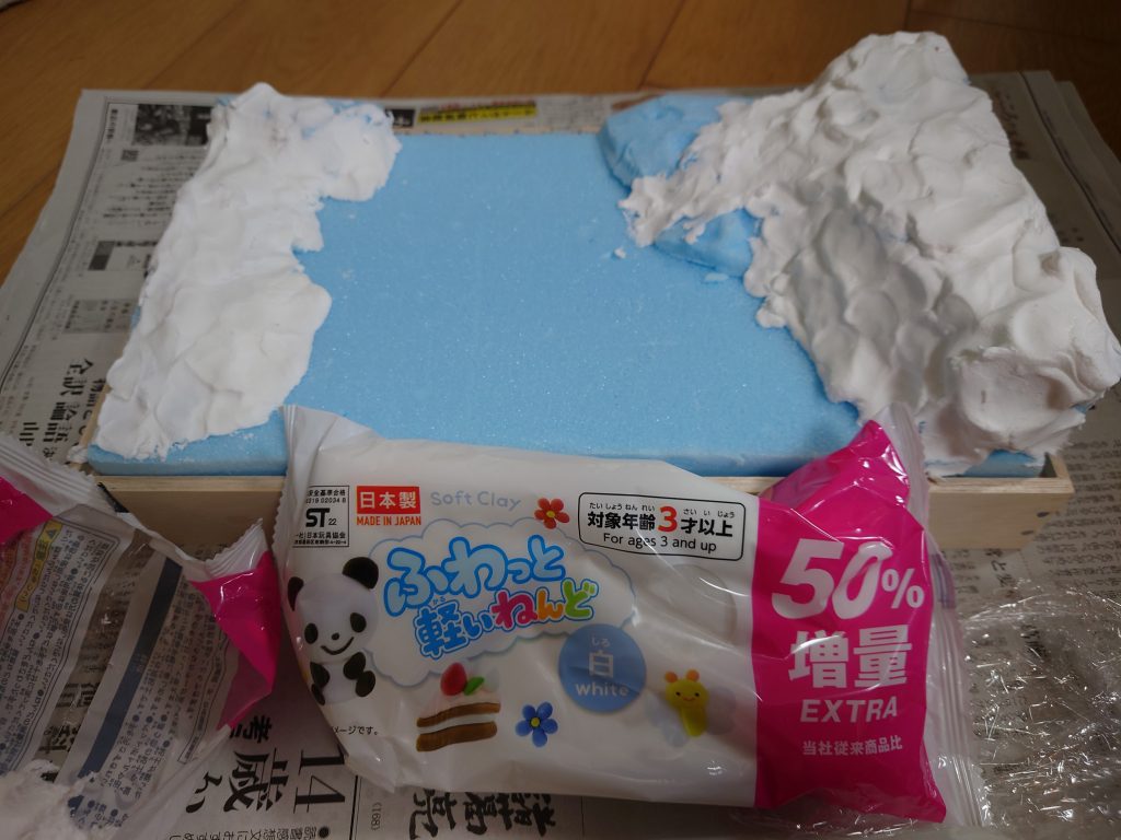 ジオラマベースは、スタイロフォームにふわっと軽い粘度を、塗りたくって作りました。