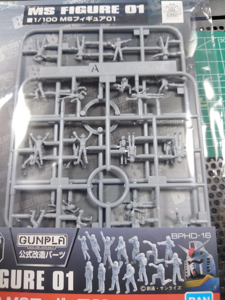 この人形は、ビルダーパーツの1/100MSフィギュアを使いました
