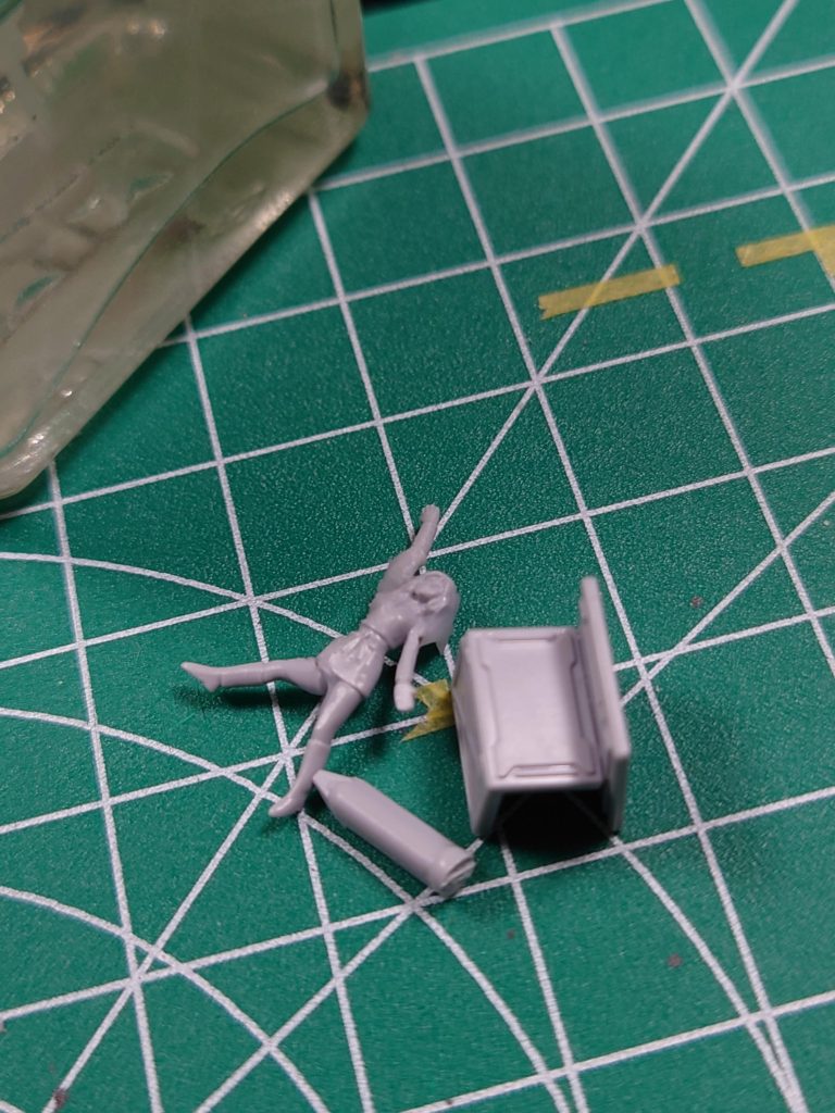 ミサイルの、コントロールスイッチの台もビルダーパーツから、箱組みしました