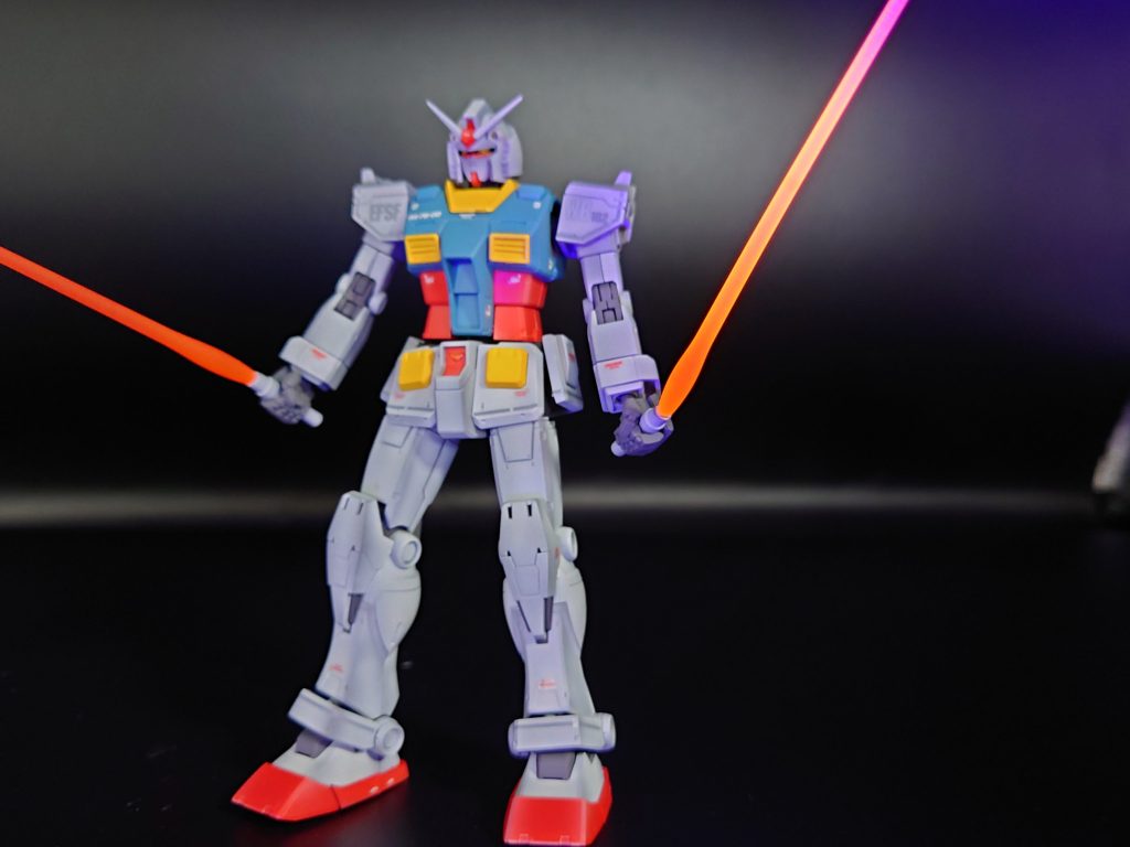 ビームサーベルは蛍光オレンジでグラデーション塗装したのでブラックライトでボンヤリ光ります