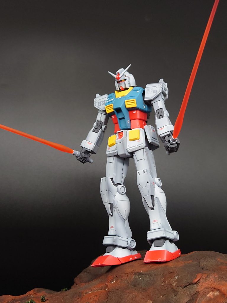 映画の印象的な、ビームサーベル二刀流のシーンを再現!