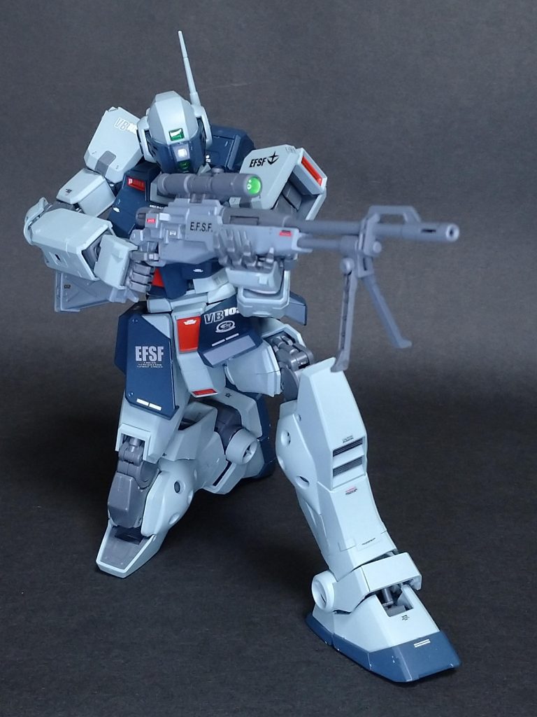 肩・首・腹部がかなり広く動くのでライフルを構えてる姿勢もさまになりますが、肩は柔軟な分華奢なので破損しそうで恐いですね。