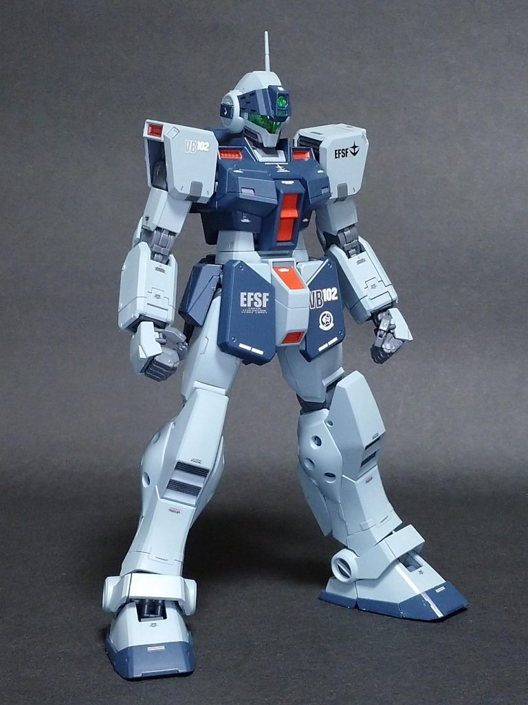 本体はクレオスの独機用ライトブルーです。ランナー状態で塗装したのでゲート跡が目立ちます。ブチ穴開けた以外はコクピットとアンクルガードのパーティングライン消しただけです。デカールはオリジン用とサンダーボルト用がセンス良くて好きなので貼ってみました。