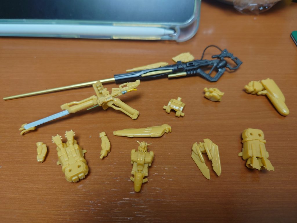 順番がバラバラで申し訳ありません。これがほんとの一番最初の状態です。キャノンをどうすればいいかわからなくてアーティファクトのパーツがついてたりワイヤーが伸びてると思います