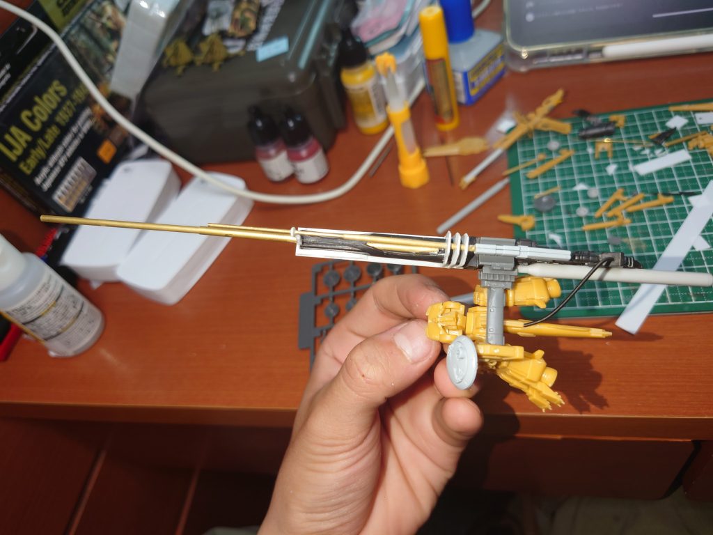 キャノンを組んでいるところです。アーティファクトのパーツゼロで作ってるのがわかると思います