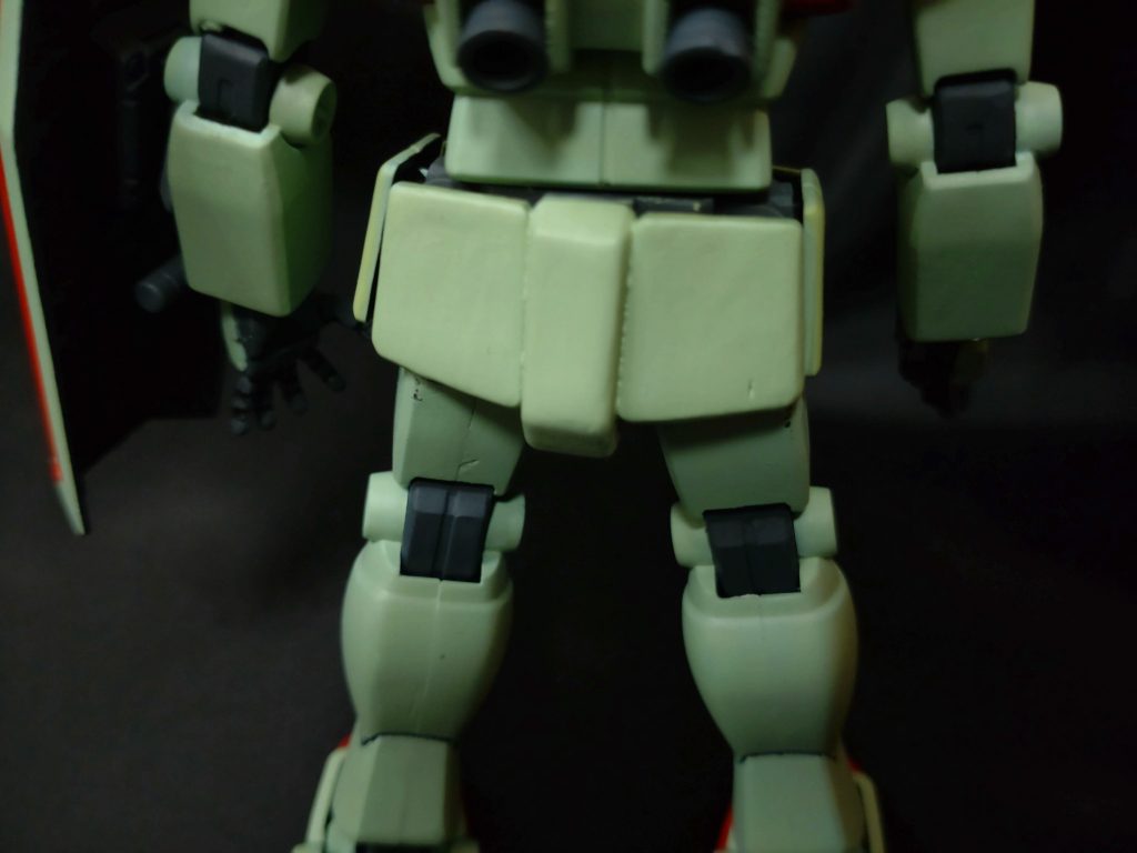 腰周りは前後黄色いパーツ（これなんて言えば？）外してエポキシパテ盛り削りしてます