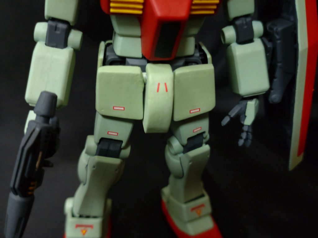 腰周り前部もガンダムから。なんでか連邦マークは盛って削って。そのままでも良かったのに。テレビイメージにしたかったのか…覚えてない…