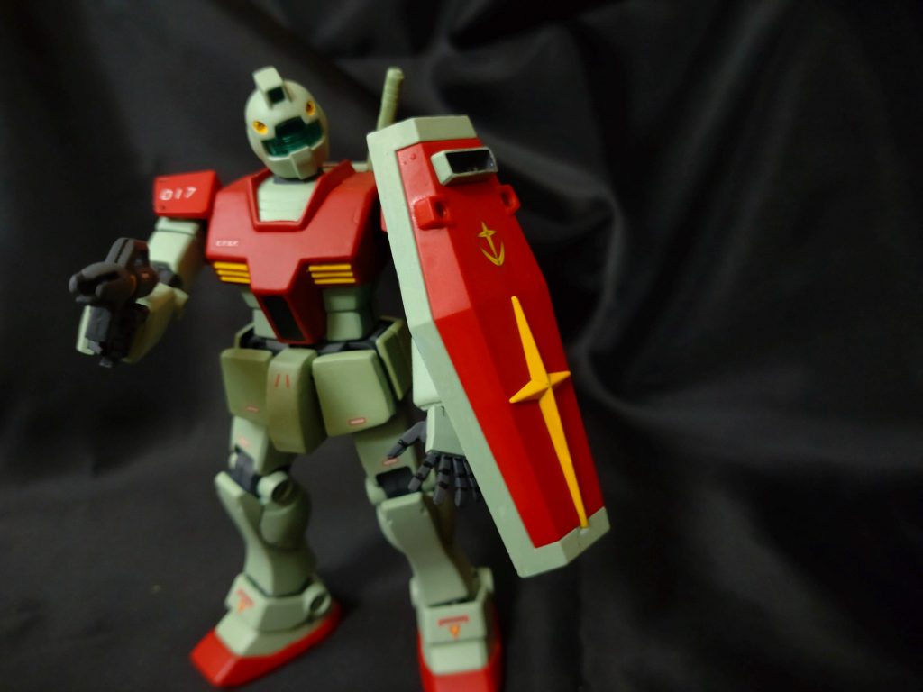 肩周り動きつけやすいよう、上半身もガンダム。コクピットは盛って削って。