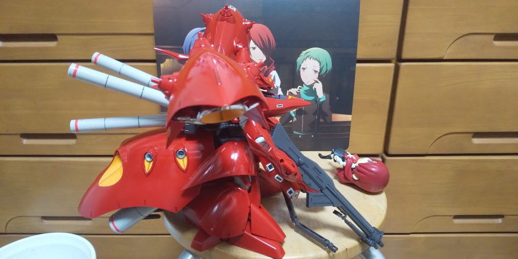 :右側もだ。因みに左右のバインダーのバーニアと背中と尻の装甲内のバーニアはシルバーメッキMで塗ってみたのだ。メタル感が出てエクセレントだ！