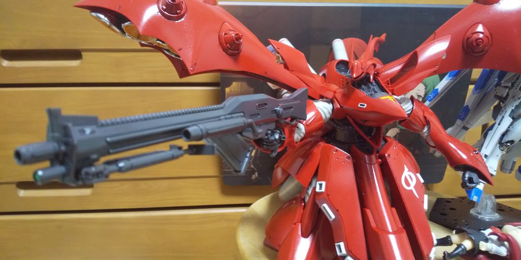 :ビームライフルだ。長いぞ！この構えは好きだな。