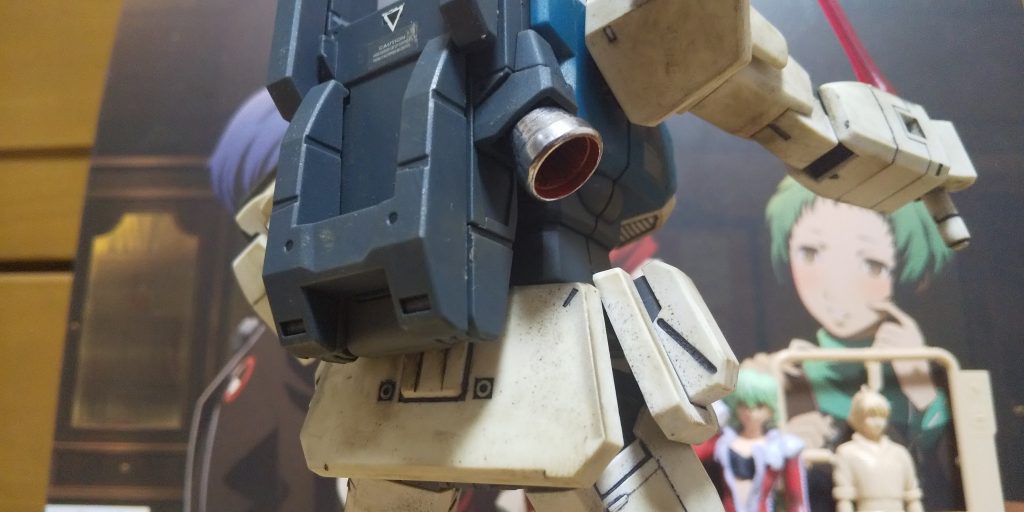 :背中のバーニアはレッドとメッキシルバーMで部分塗りだ。更にエレガント感があってブリリアント!