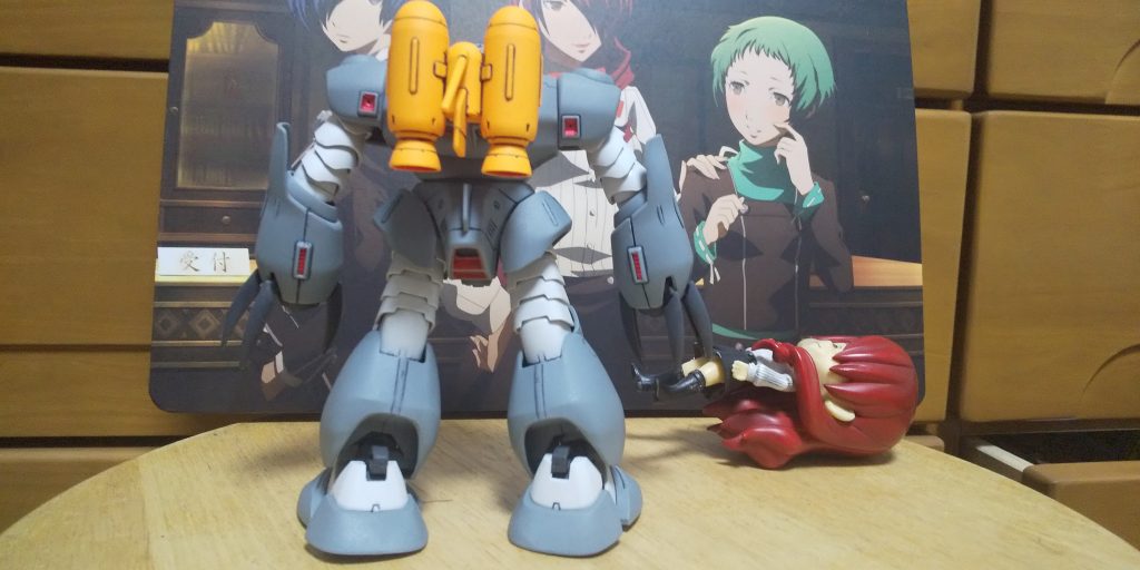 :後ろだ。水中装備のジェットパックも装着だ。胴体に連結してる両腕と両太ももはプラプラの緩みをさせないために可動はさせないぞ。昔初めてHGUCズゴックを買って完成させて動かしすぎてプラプラになったからな。余談だが。(笑)