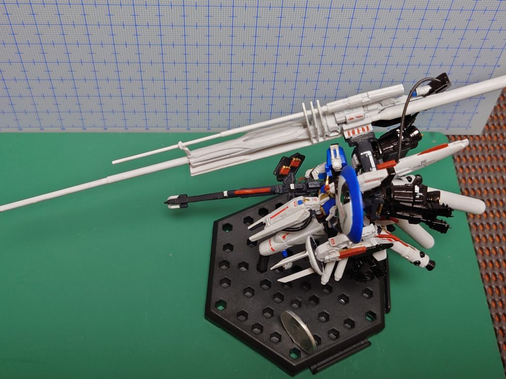 ビームスマートガンはザクⅲのものにプラ板とジャンクで工作。胸部のIフィールドはHi-νのファンネルをバラして制作しています。またフロントアーマーはEX-Sのプロペラントタンクで工作しています。