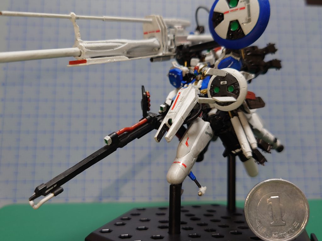レドームはガンプラの改造パーツのものを使用しています。バックパックに付属のほうはそのまま塗装、腕部のほうはプラ板とジャンクで持ち手の部分などいじってます