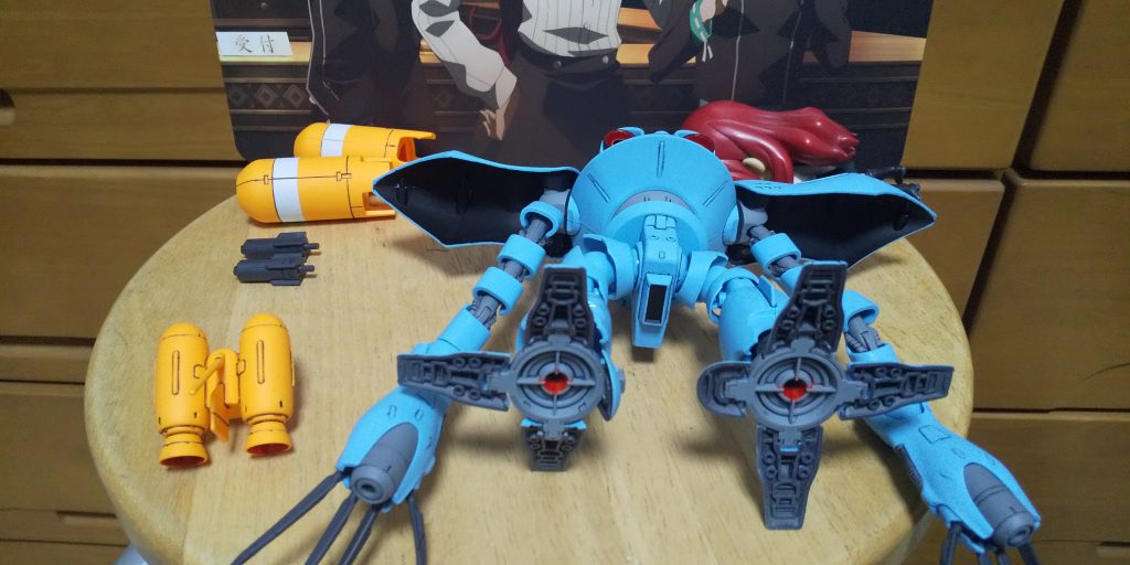 :色分けされてない部分は、両手の動力パイプ、足の裏、バーニアノズル、胸部ダクト、股と真下、両肩のバインダーの内側、頭部魚雷、ジェットパックのノズル内、上部の水中ライトだ。因みにモノアイカメラの回りはシールだとしっかりあわせて貼ってもモノアイパーツとシールが綺麗にぴったりにならないので黒Mで塗りだ。