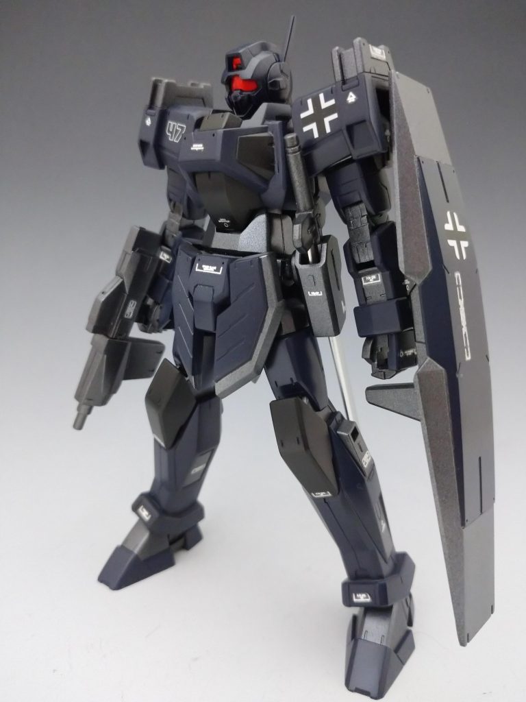 シャルドール改のスカート部分がカッコ悪かったのでGサイフォスのジャンクから強奪して交換しました。また海賊上がりの戦士職(ただし低レベル)というイメージで腰に鉄血の剣を履かせました。 