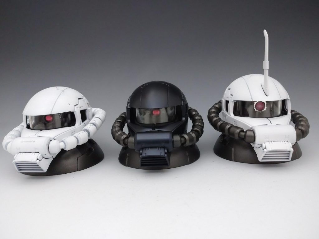 最初は2個の予定でしたがシン･マツナガ機の動力パイプが白いと勘違いしてしまい白く塗装してしまいました(笑)また塗装するよりは寒冷地迷彩という事にして真っ白なザクヘッドも用意しました。これでちょっとは恩返しが出来たと思います。最後までご覧くださりありがとうございました☆