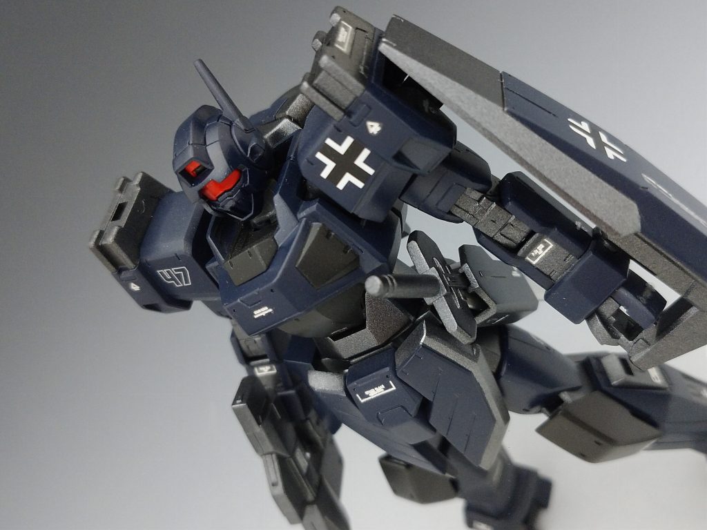 今回はいつもと違ってメタリックなデカールを使用しています。またカメラの部分もゴールドだったのをそのままだと面白くないのでメタリックレッドにしました。肩の鉄十字ですけど他にシンプルでカッコよく量を揃えられる物がなかったのでこちらに…特別政治的な思想はありません(笑)