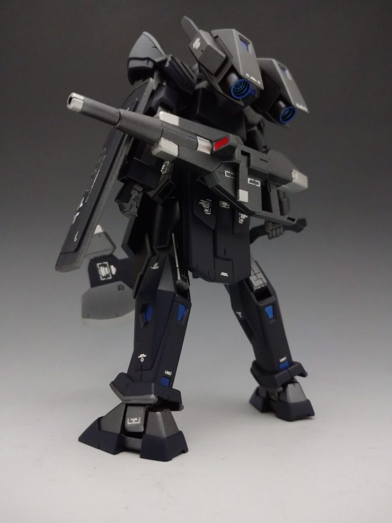 足に多くあるよく分からない凹み部分を今回は塗装してみました。単色の足よりも情報が増えたのは良かったですがこれってスラスター口なんですかね?ドッズバスターも簡単ですが塗り分けました。