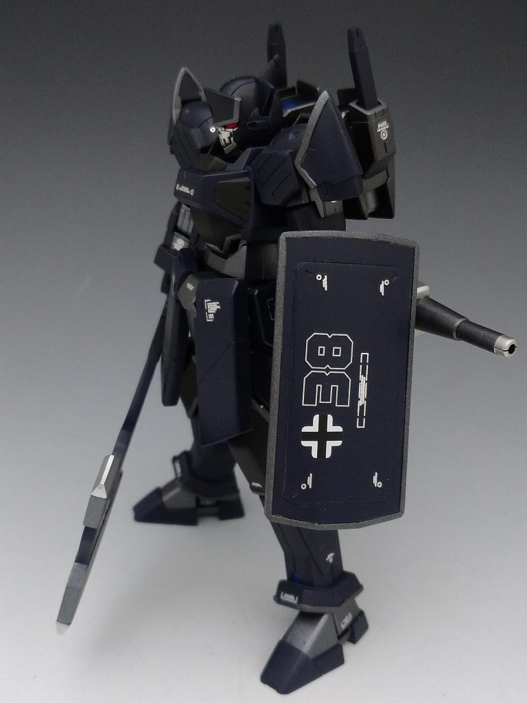 キットのシールドだと肩アーマーに干渉しやすいので製作しました。また前回同様に鉄十字のデカールを貼っています。