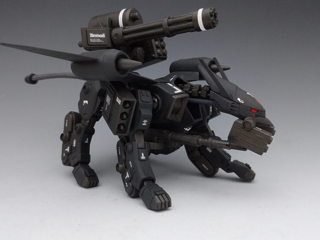 背中のガトリングはグフカスタム、肩のミサイルはザクF2、胴体の銃はザクマシンガンから流用しました。口(？)の横に出ていた棒状の物は「これって接続ピンだよね？」とばかりに2連装ミサイル(自作)を取り付けました。背中のミサイルも自作でその横にあるスモークディスチャージャーだけゾ○ドから流用です。
