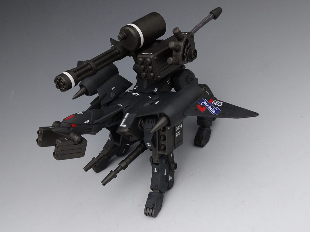 まずは関節部分にサーボモーターっぽいのとか肩や背中に武装を追加して胴体部分にも追加です。爪先部分もそれっぽく変更しました。