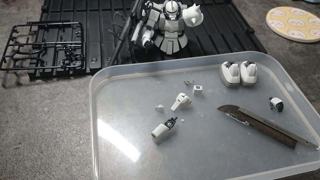 腕部分を後ハメ加工。ちなみにパイプ部分が濃い青のクリアーパーツになっていることに地味に驚きました。