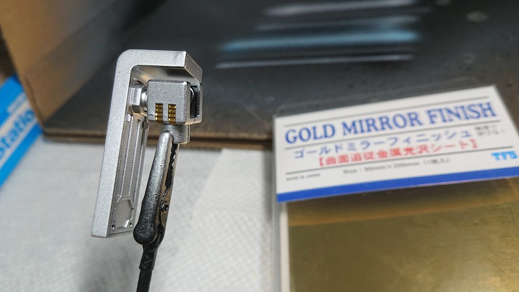 黒サフ下地にシルバー塗装。その後、クリアブルーをうっすらまぶすようにエアブラシ吹いてみることにしました。この写真はシルバー塗装した段階でゴールドミラーフィニッシュシートを貼ったところです。そこそこ綺麗に貼れました。