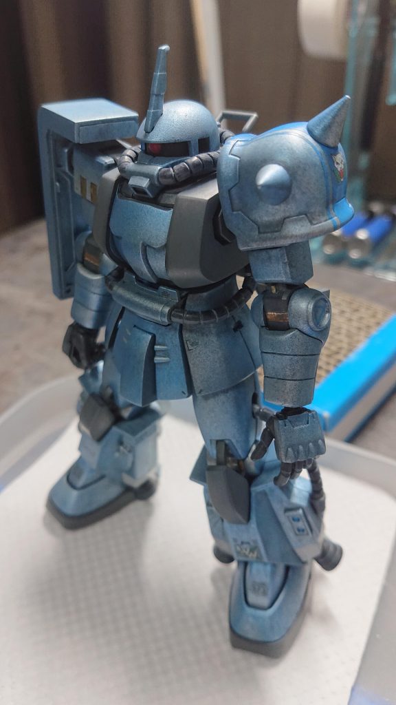 クリアブルーをうっすらまぶすようにエアブラシ吹いてみたつもりが、やはり「うっすら」の加減が難しく結構青みが増した印象に。照明の具合では、結構白みがかって見えるのですが、やはりもう少し白くしたいなと思い、ここから白のドライブラシとウェザリングカラーによるウォッシングをかけて汚しながら色味を最終調整しました。