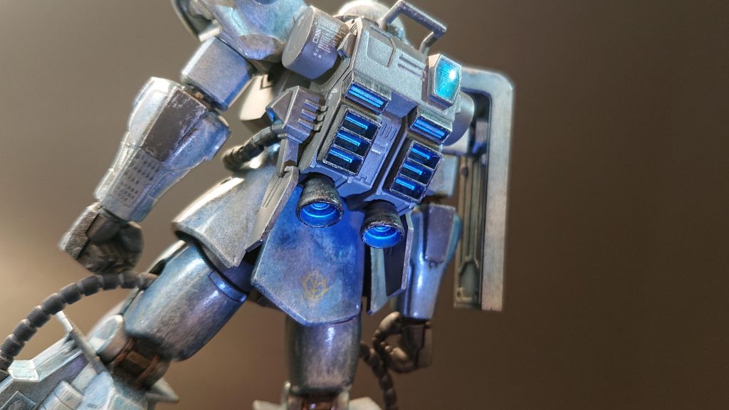 バーニアまわりにスポットで照明をあてて撮っています。なお、右上のセンサー部分はホイルシールを貼ったうえにブルーの光硬化レジンを流してみました。光のあたり具合でピカピカします。