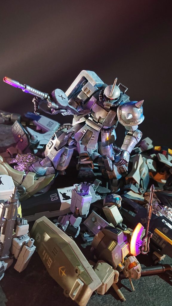 なんちゃって箱絵風に撮ってみたものです。過去作品のジム達に犠牲になっていただきました😅(後でちゃんと復元しております💪)今年はずっとゲルググを弄っていて半年過ぎても完成していないのですが😅気分転換も兼ねて8月に入ってからこのザクを作成しました。途中、充電式エアブラシが故障するトラブルもありましたが1ヶ月かけずに作成できて良かったです😄以上、最後まで見ていただきありがとうございます☺️🍀