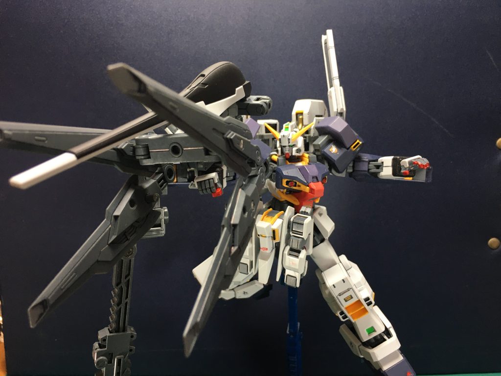 　バインダーユニット同士を可動フレームで接続したクローモード。格闘戦での有用性が認められたことにより、後に完成したコンポジット・シールド・ブースターに継承されたとされます。