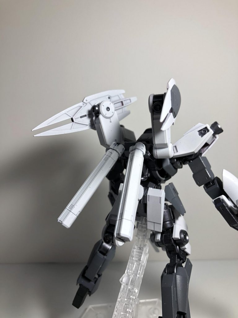 背部スラスターにはシュヴァルベグレイズの大腿部のバインダーを移植してあり角度も自由に変えることができますまた寂しかったのでプロペラントタンクも増刷してあります