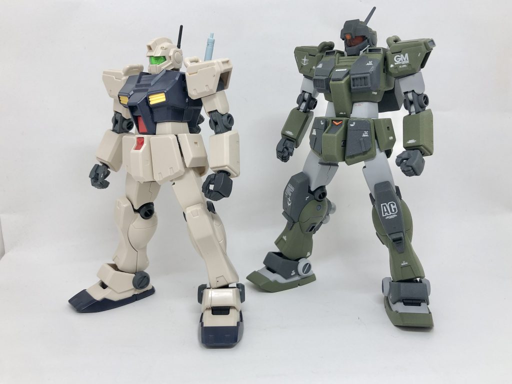 ベースキットのジム改との比較です。股関節の幅増しと太腿の延長のおかげか、まるで体型が違いますね。