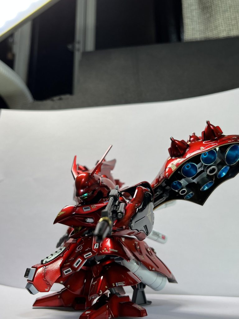 目は光るよ。筋彫り、メタルパーツ埋め込みしてみた。