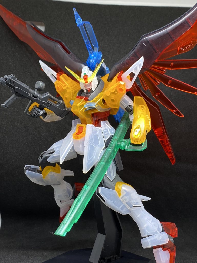 トップコートの使い分けについて白とオレンジは艶消し→光沢赤と黄色は光沢黒と武器は半光沢関節は艶消しのように色ごとに分けています。最初に艶消しを吹くことでダボ穴の目立ちを抑えられてるかなと思ってます。