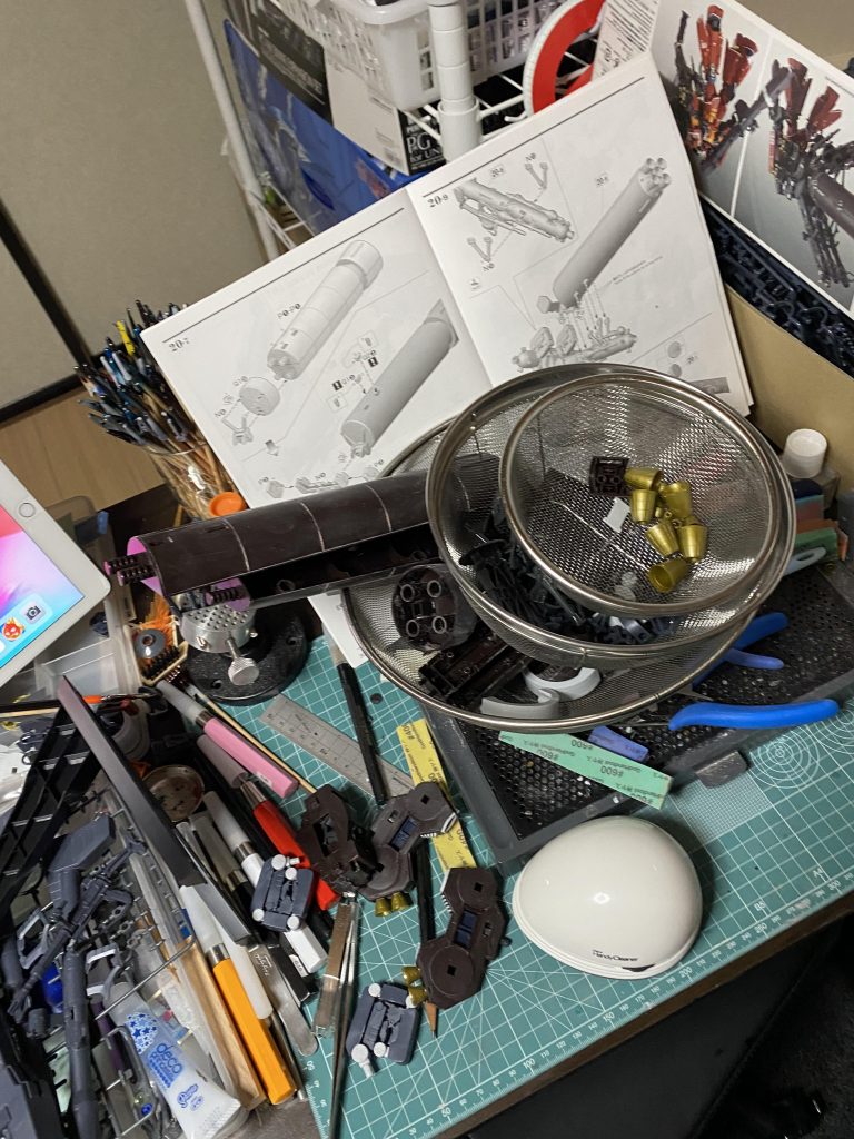 本体完成後バックパック関係の仮組み表面処理を行いました。こちらも2000〜4000で表面処理を行なっています。