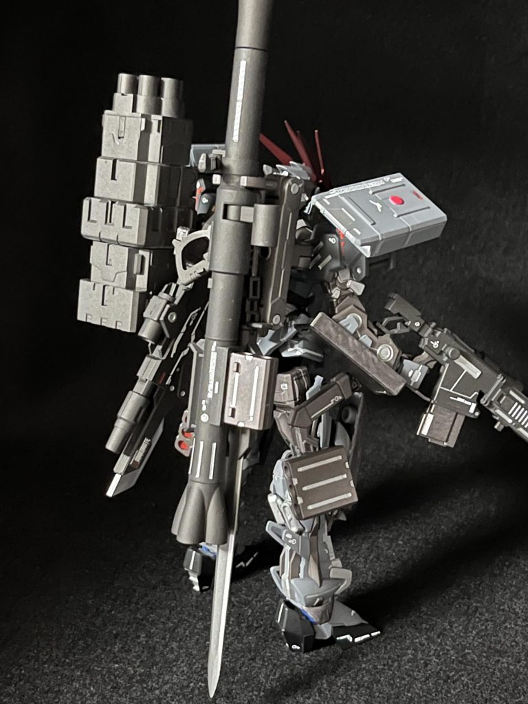 ・武装手持ちの対艦砲以外は、全て背中のバックパック・アームに接続。取り外してもそのままでも使用可能です。