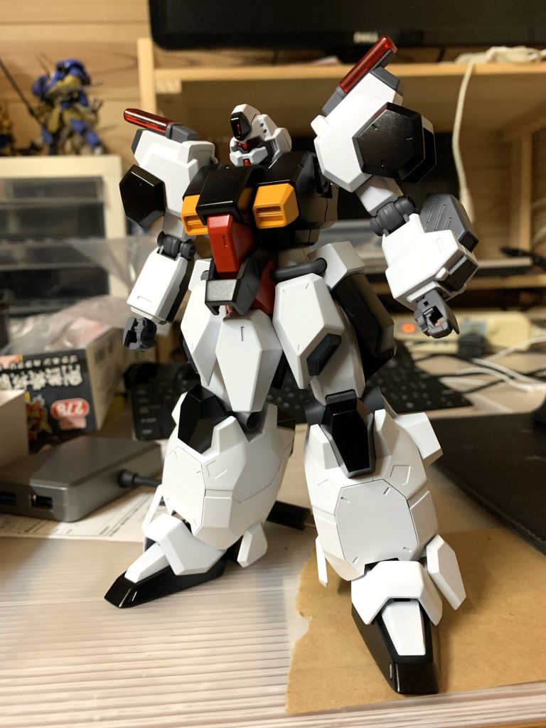 パトカラーに塗るだけで一気にガンダムからパトレイバー。