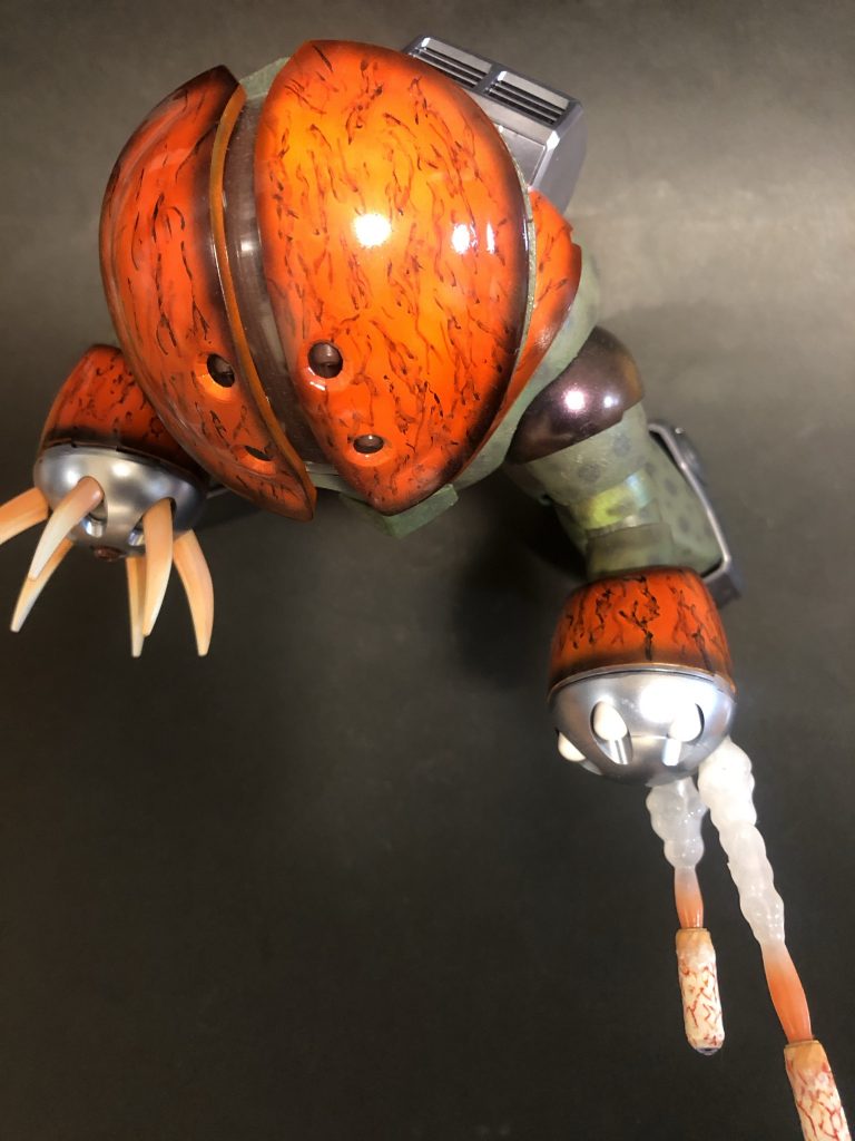 武装。爪は恐竜図鑑を参考に、オレンジ→白のグラデ。その上からクリア+白の乳白色をオーバーコート。ホーミングミサイルの眼球はヴォークスのドールコーナーで見つけました。角度を変えても黒目が追いかけてくるのが面白くて買いました。当初モノアイにしょうと思いましたがあまり面白くないのでミサイルになりました。細筆で描いた血管が個人的にツボです。