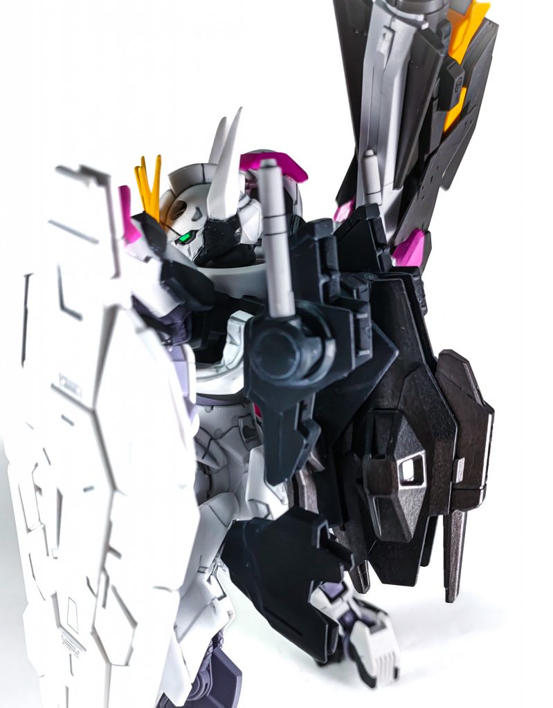 バックパックとライフルも色を変えています。目はガンダムマーカーです。シールでも良かったかなあ。