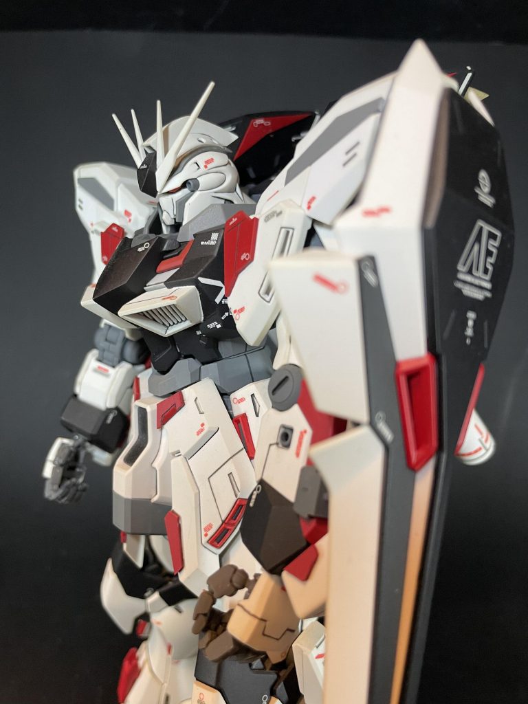 フェイスをガンダムフェイスに変更。アンテナもνガンダムの物を流用しました。胸部はジャンクパーツを利用してます。