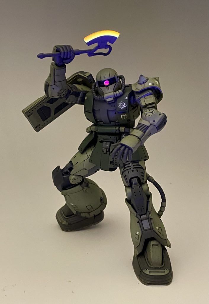 やはり唯一の武器であるヒートホークの熱感を表現したく、グラデーション塗装で仕上げました。