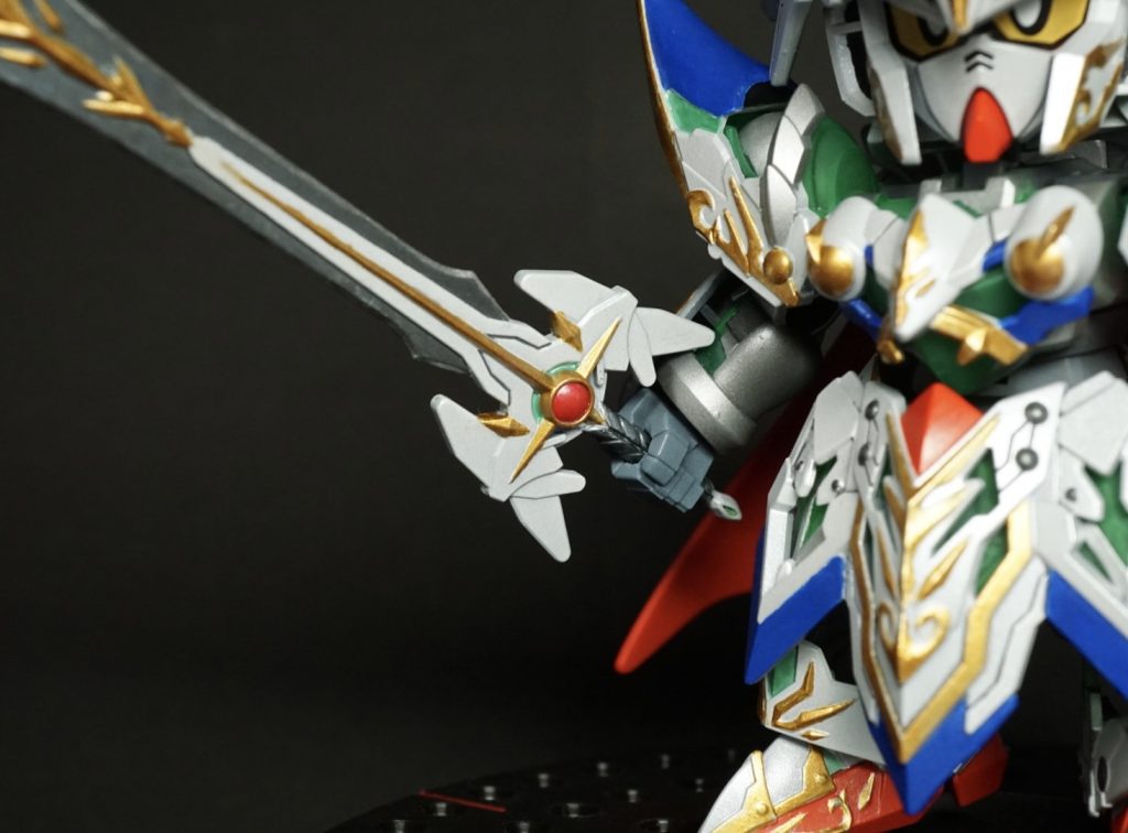 剣の赤い宝玉はホワイトパールの上にファレホのトランスファーレッドを塗り、グリーンスタッフワールドのクリアレッドでツヤを出しました。