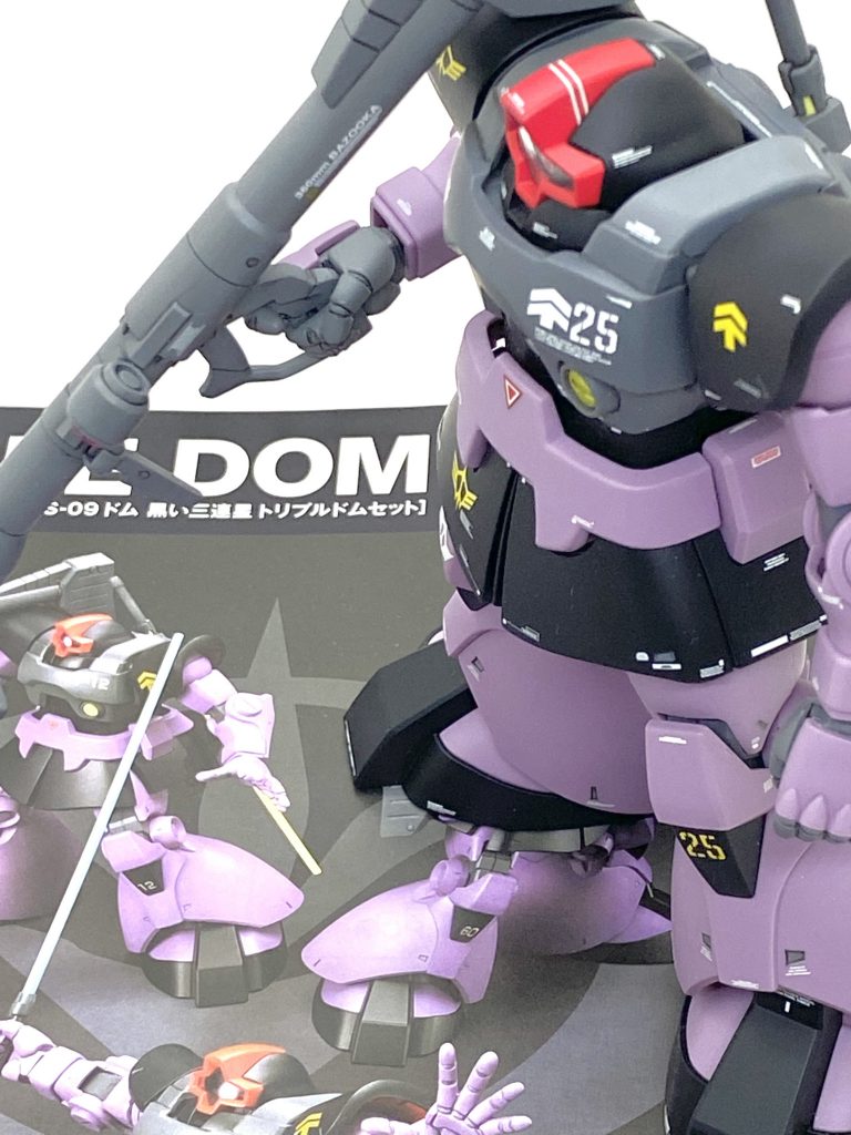 最後は説明書と。ドムのキットはMGをそのままスケールダウンしたプロポーションなのですがMGが20年以上前のキットとは思えない程の傑作でしたから当然HGの方もやはり傑作で三機作りたい方は絶対に多数いますから再版して貰いたい物です。自分は同じ物を何機も作るのが好きではないので今回はガイア機だけしか作りませんでしたが・・・贅沢にもまだ二機残っているので是非とも作ろうと思います。本当にプレイバリューが高く、サービス旺盛のセットが出ていたのが信じられないのですが暫くセットの再販でこの黒い三連星セットは再版されてないのでされる事を祈ります。ご覧して頂きありがとうございました。